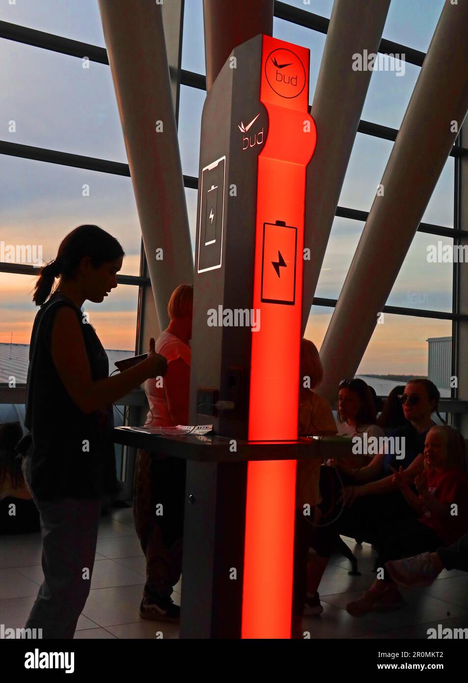 Budapest Flughafen, USB 5V Telefon Ladestation, Abend mit Sonnenuntergang dahinter - Budapest Ferihegy International Airport, Budapest, 1185 Ungarn Stockfoto