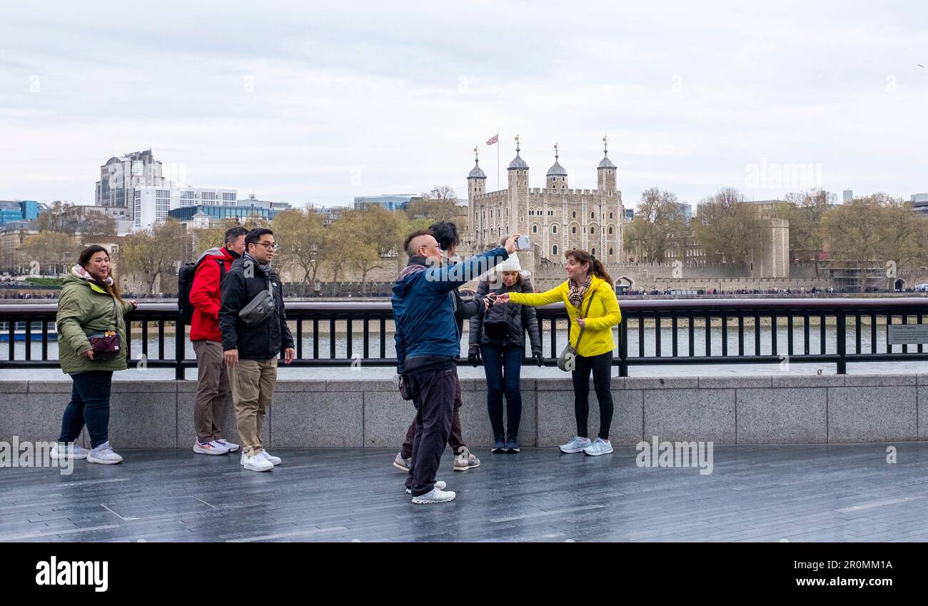 Blick auf London - Touristen am Ufer der Themse Stockfoto