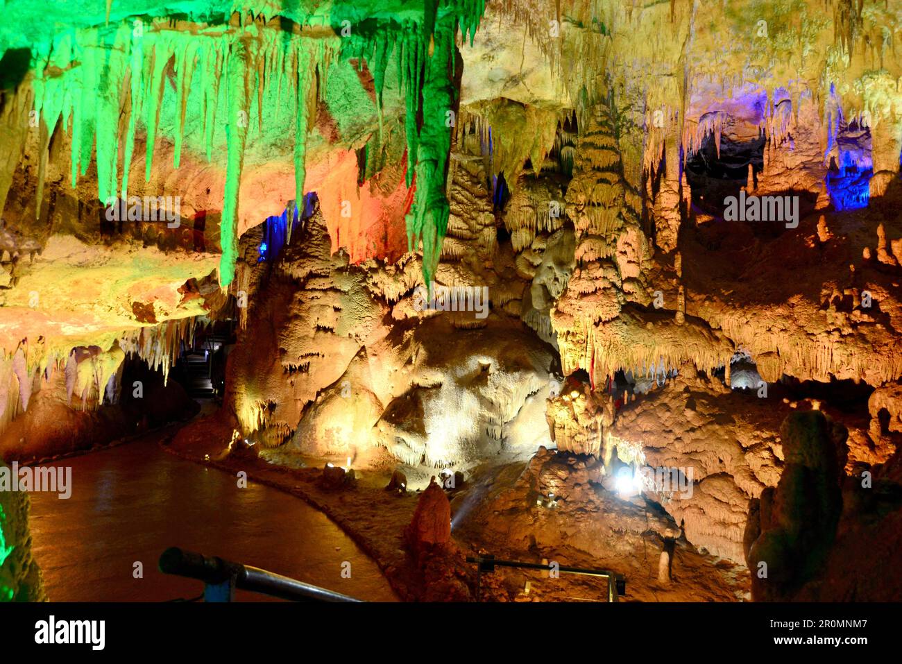 Bunte Beleuchtung in der Prometheus-Höhle in Tskaltubo, Svanetien, West-Georgia Stockfoto