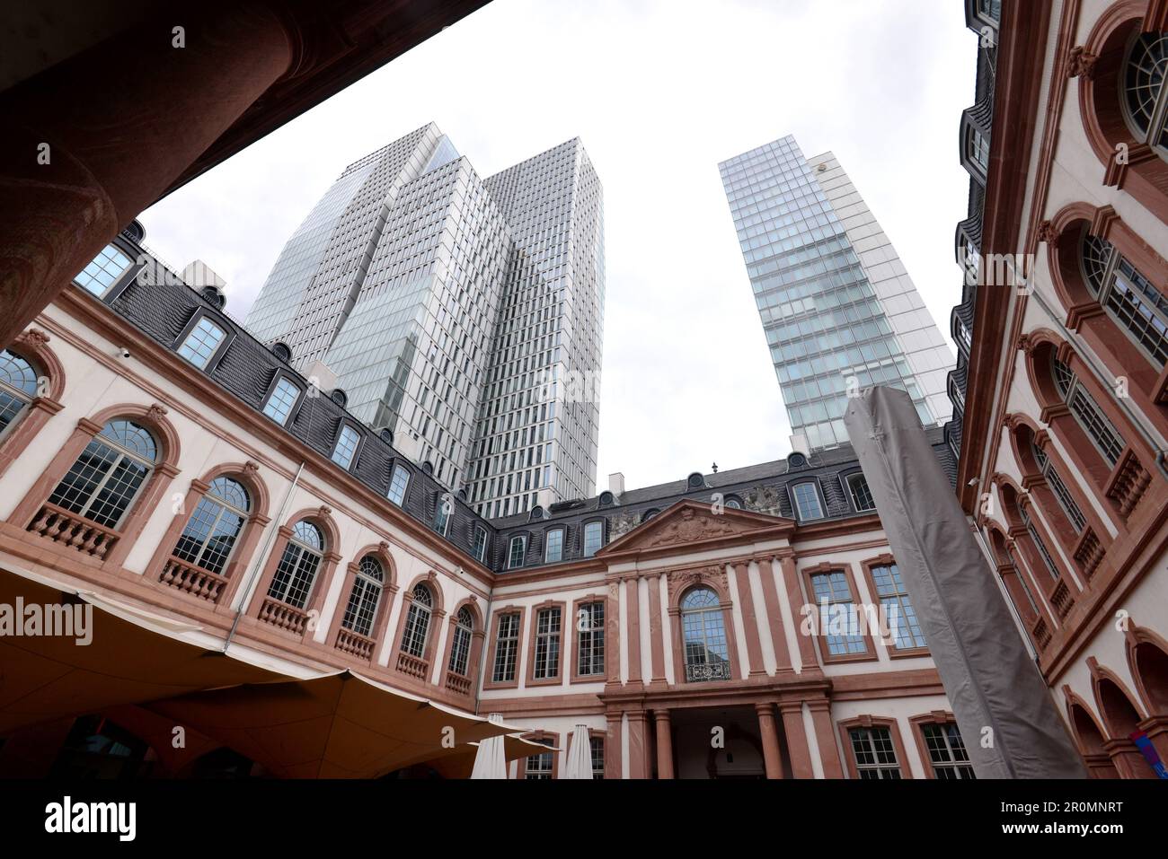 Hochhäuser hinter dem Thurn und Taxis Palais im Finanzviertel Frankfurt am Main, Hessen, Deutschland Stockfoto