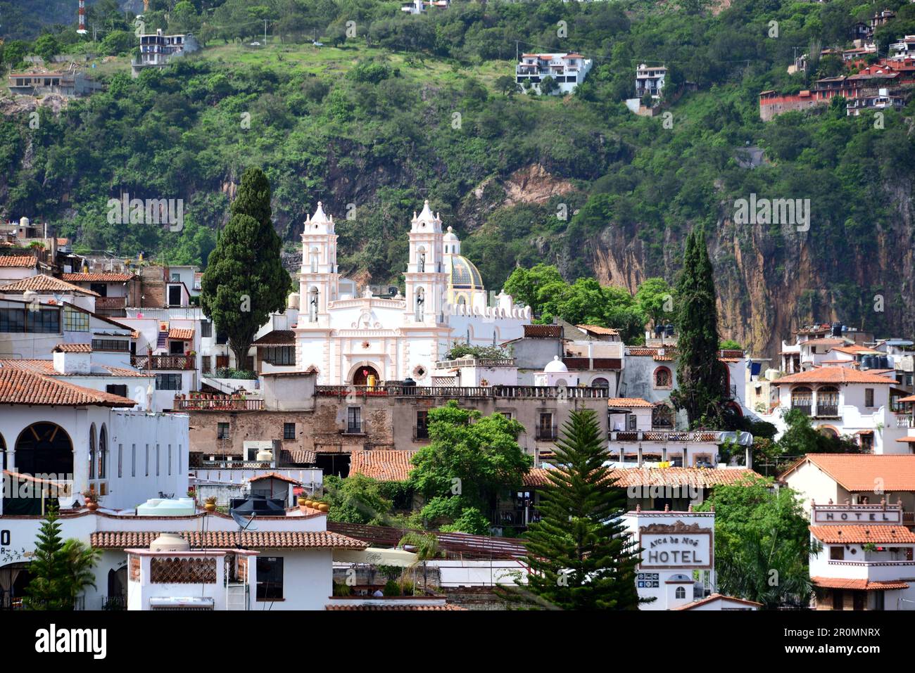 Blick über die koloniale Altstadt und das Convento de San Bernadino, Taxco, Mexiko Stockfoto