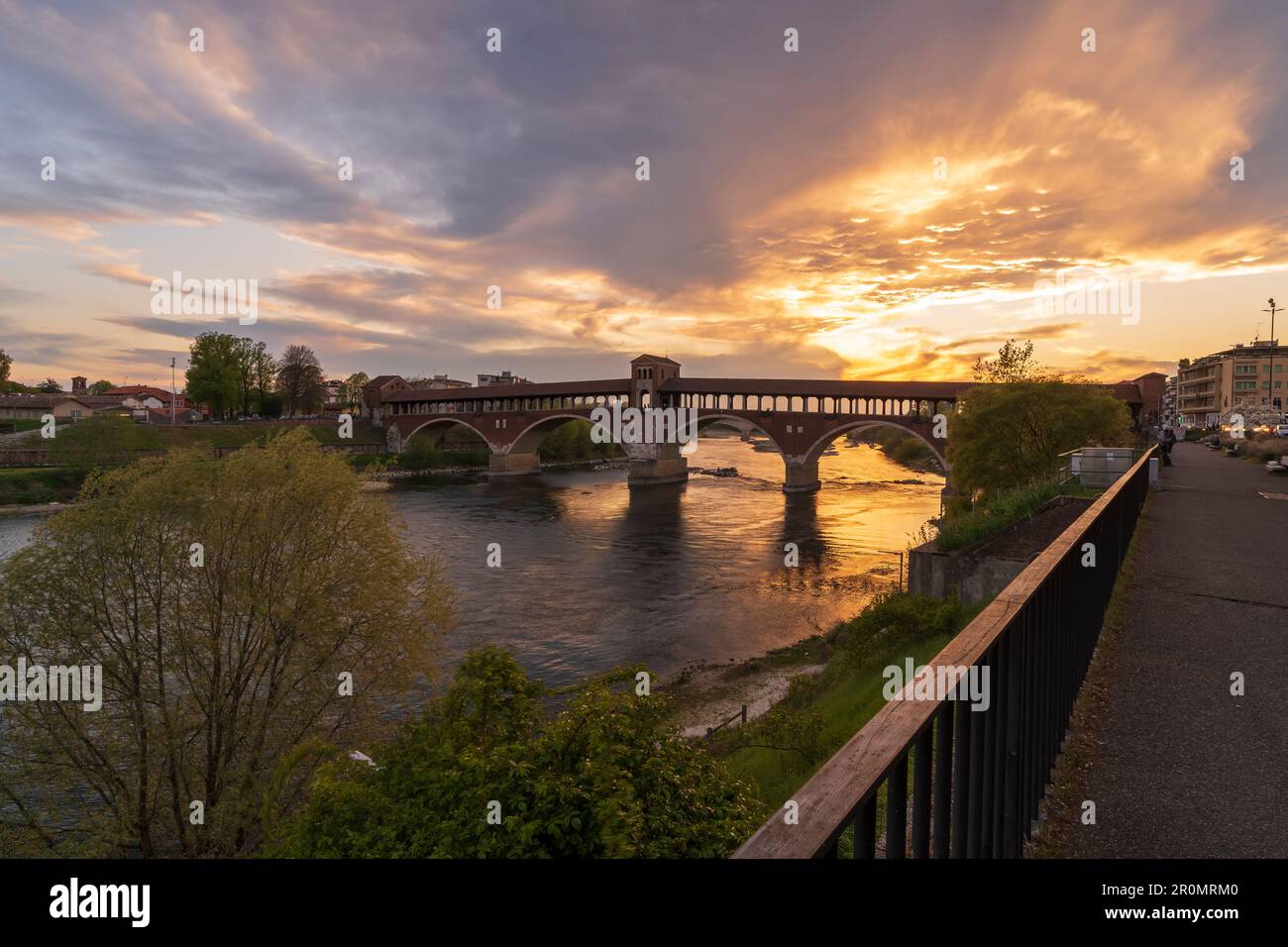 Ponte Coperto (überdachte Brücke) über den Tessin in Pavia bei Sonnenuntergang, Lombardei, italien. Stockfoto