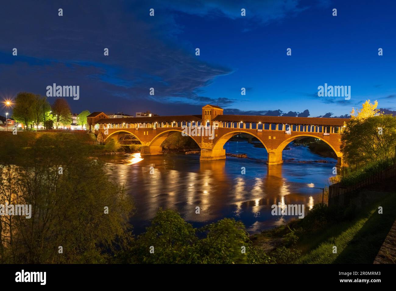Ponte Coperto (überdachte Brücke) über den Tessin in Pavia zur Blue Hour, Lombardei, italien. Stockfoto