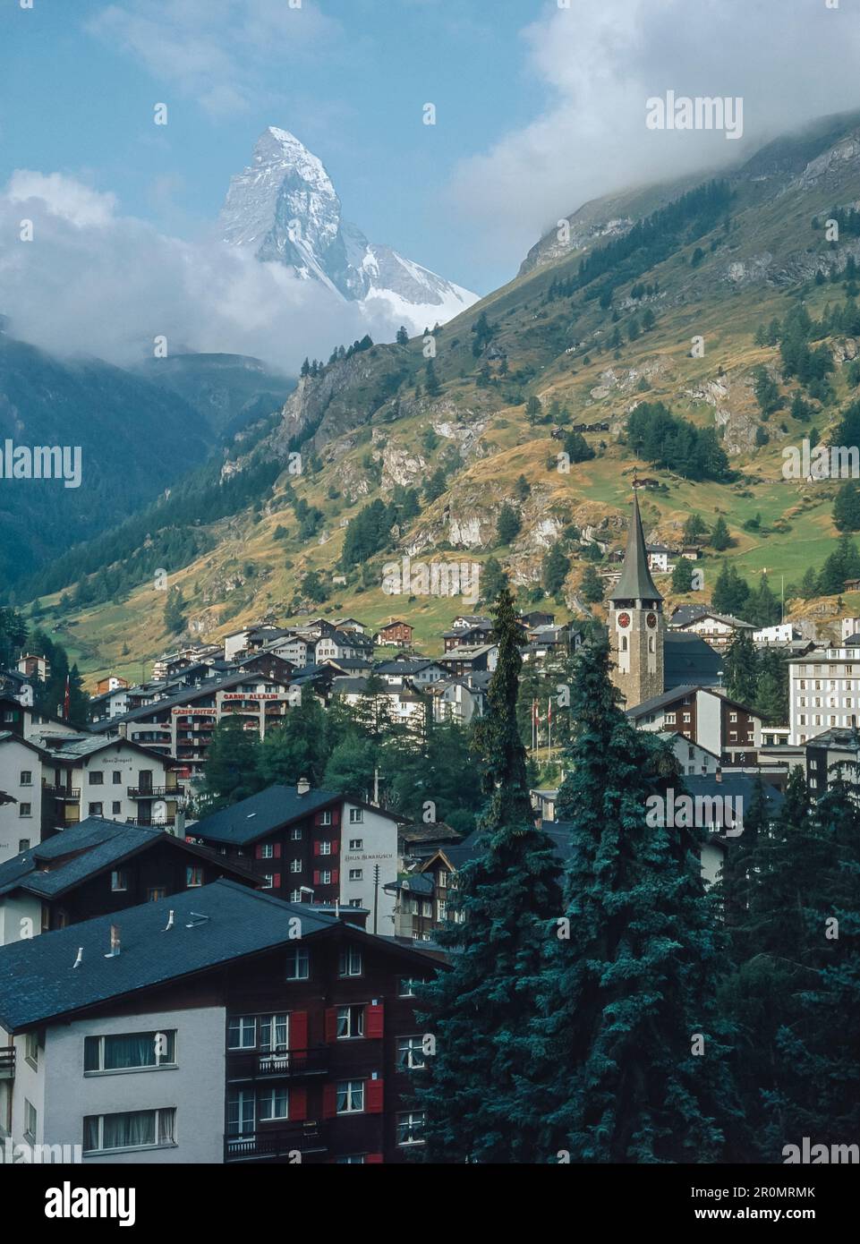 Aus der Vogelperspektive sehen Sie die Schweizer Alpenstadt Zermatt mit Blick auf die Kirche und Zermatts berühmtes Matterhorn Stockfoto