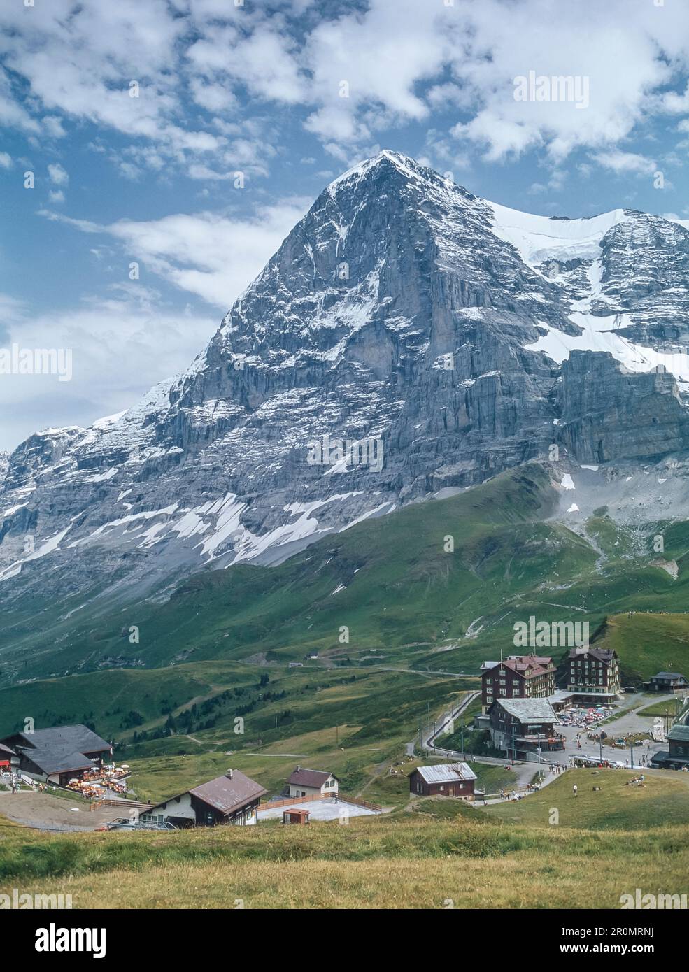 Mit Blick auf den Bergpass der kleinen Scheidegg, der die Dörfer Grindelwald und Wengen im Berner Oberland trennt, verbunden durch die berühmte Jungfrau-Bahn und vielleicht den berühmteren Eiger, wie Sie hier sehen Stockfoto