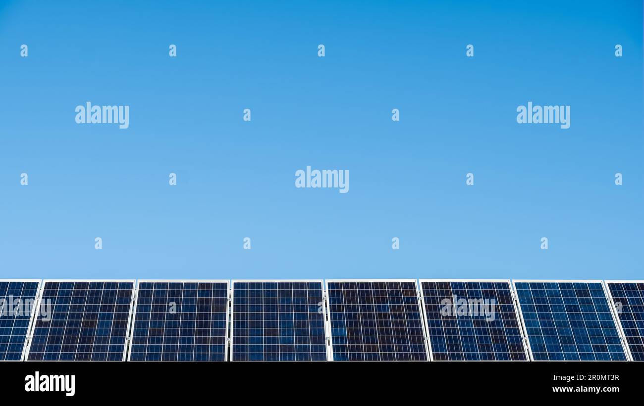 Sonnenkollektoren auf australischen Geschäften an einem sonnigen Tag vor blauem Himmel Stockfoto