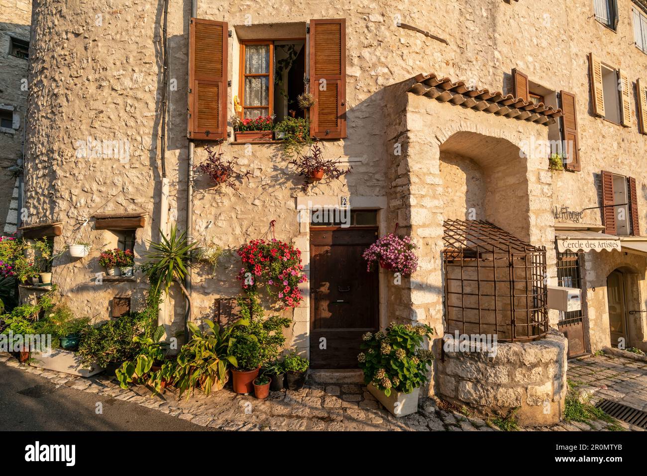 Mittelalterliches Dorf Saint-Paul-de-Vence, Hausfassade mit Blumen, Alpes-Maritimes, Provence-Alpes-CÃ'te d'Azur, Frankreich Stockfoto