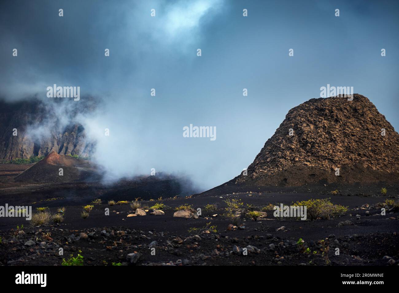 Kap Verde, Insel Fogo, Nationalpark Fogo, Dorf Cha, Landschaft, aktiver Vulkan, Lavafields, Kaffee, Weinberge, Wein, Bauern, Bodenbearbeitung, Planen Stockfoto
