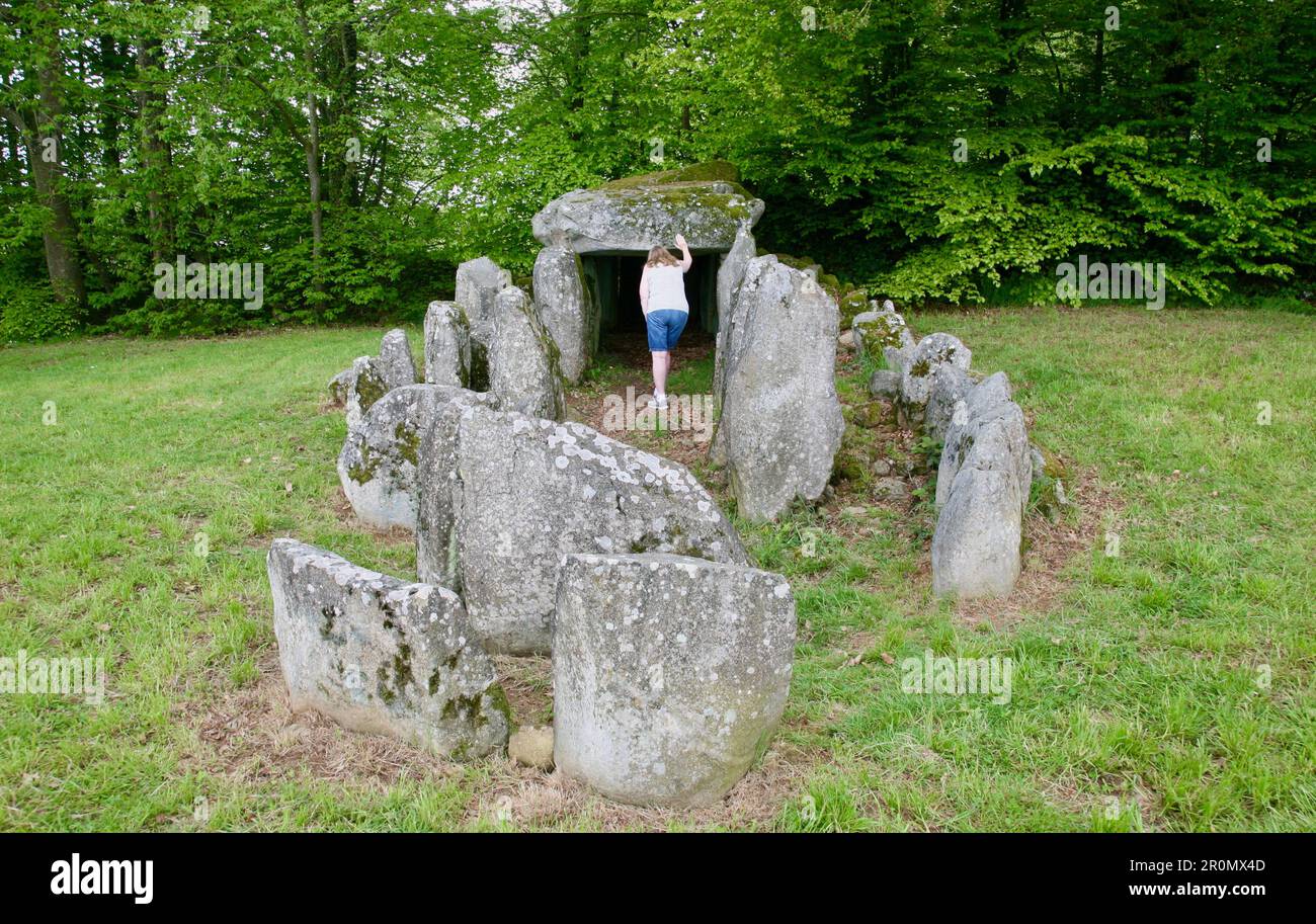 Eine Seniorin bei Les Megalithes, Passais la Conception, Domfront en Poiraie, Normandie, Frankreich, Europa Stockfoto