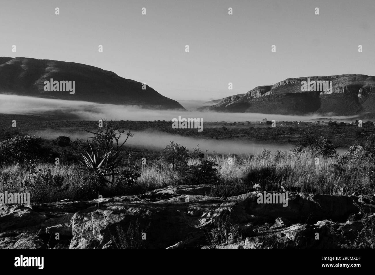 An einem kühlen frühen Wintermorgen schwebt eine Nebeldecke über dem Dorf GA-Maja in der südafrikanischen Provinz Limpopo Stockfoto
