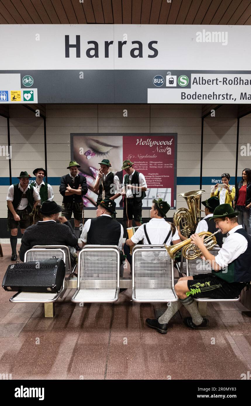 Auf dem Weg zum Oktoberfest in München, Bayern, Deutschland, spielt eine bayerische Volksband in der U-Bahn Stockfoto