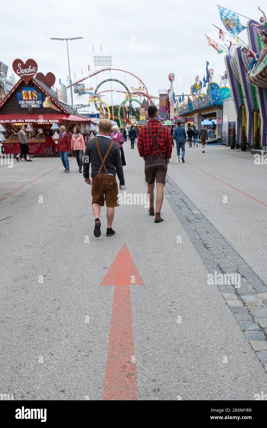 Betrunkene Typen in bayerischen Kostümen, die auf dem Oktoberfest in München, Bayern, Deutschland unterwegs sind Stockfoto