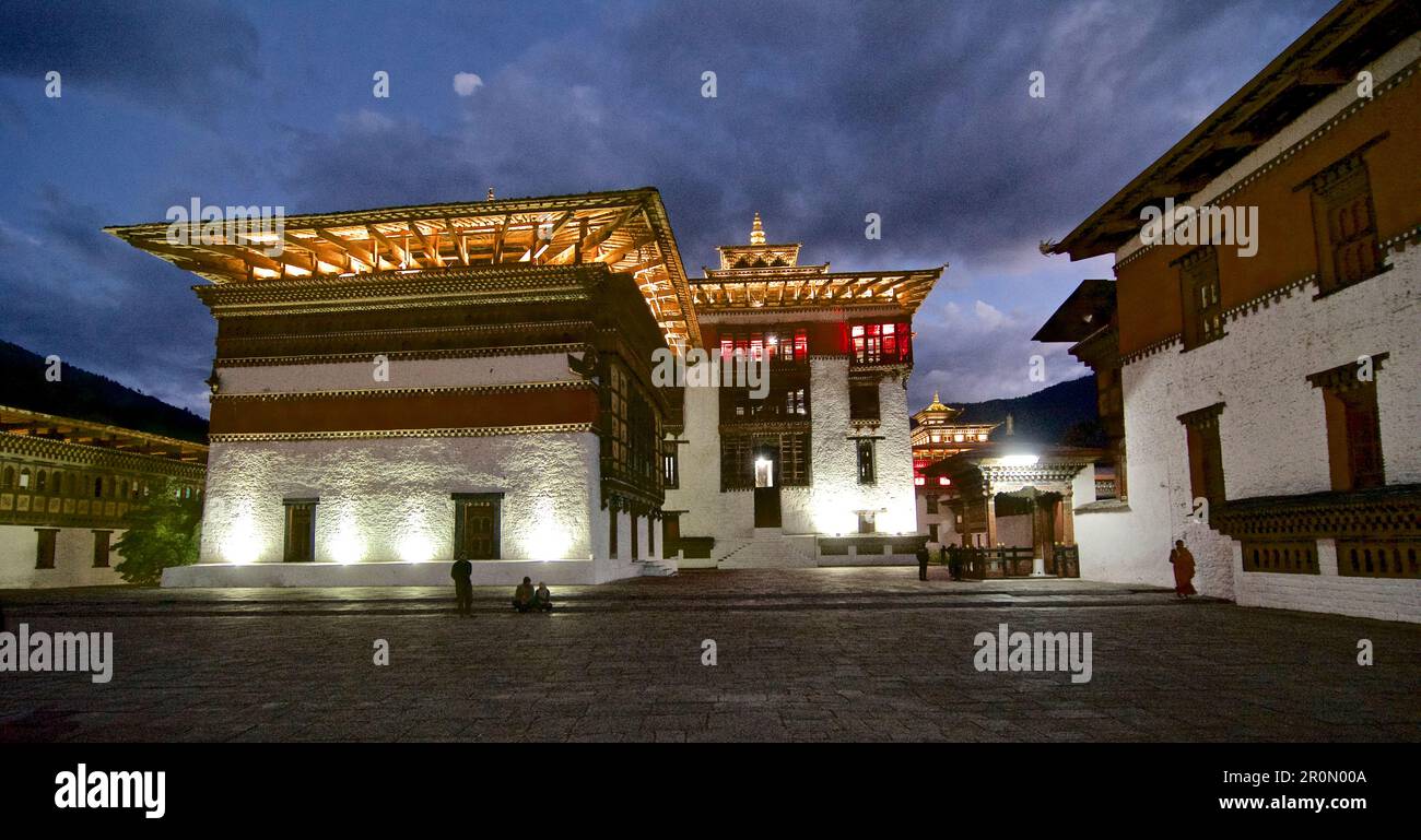 Klosteranlage am Abend, Tashichho Dzong, Tashidzoedzong, das Kloster war der traditionelle Sitz des Regierungschefs von Bhutan und Stockfoto