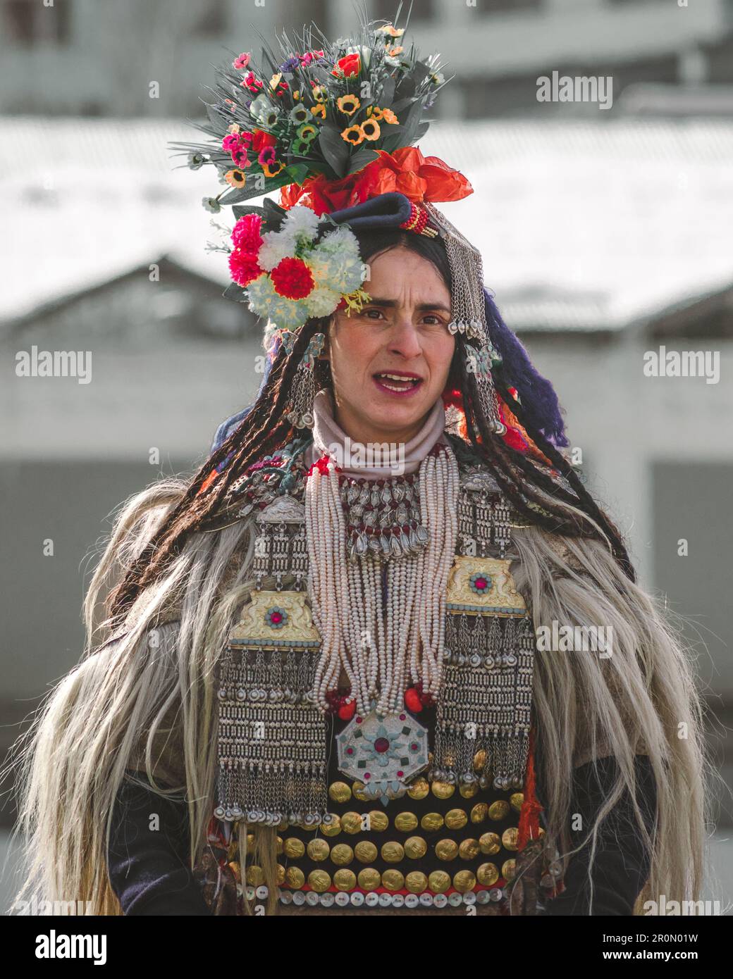 Eine junge Frau von arischer Herkunft mit langem, welligem Haar und hübschen Blumendekorationen Stockfoto
