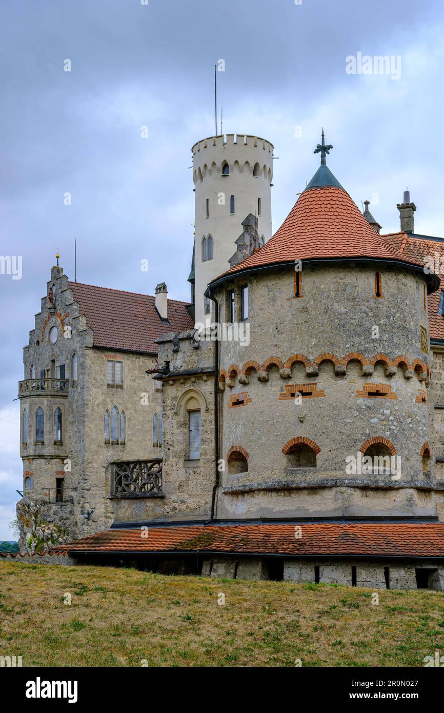 Schloss Lichtenstein, ein historisches Gebäude im neogotischen Stil mit Blick auf Honau, die Schwäbische Alb, Baden-Württemberg, Deutschland, Europa. Stockfoto