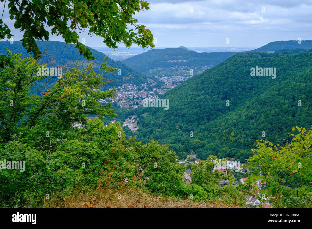 Blick vom Albkamm über die Schwäbische Alb und das Dorf Honau, Gemeinde Lichtenstein, Baden-Württemberg, Deutschland, Europa. Stockfoto