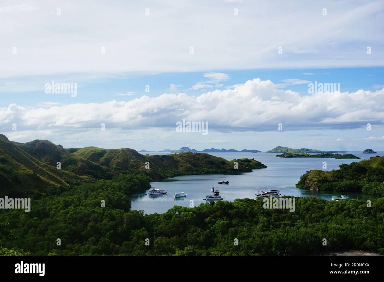 Eine Gruppe von Booten ankert in der Bucht der Insel Komodo, Indonesien Stockfoto