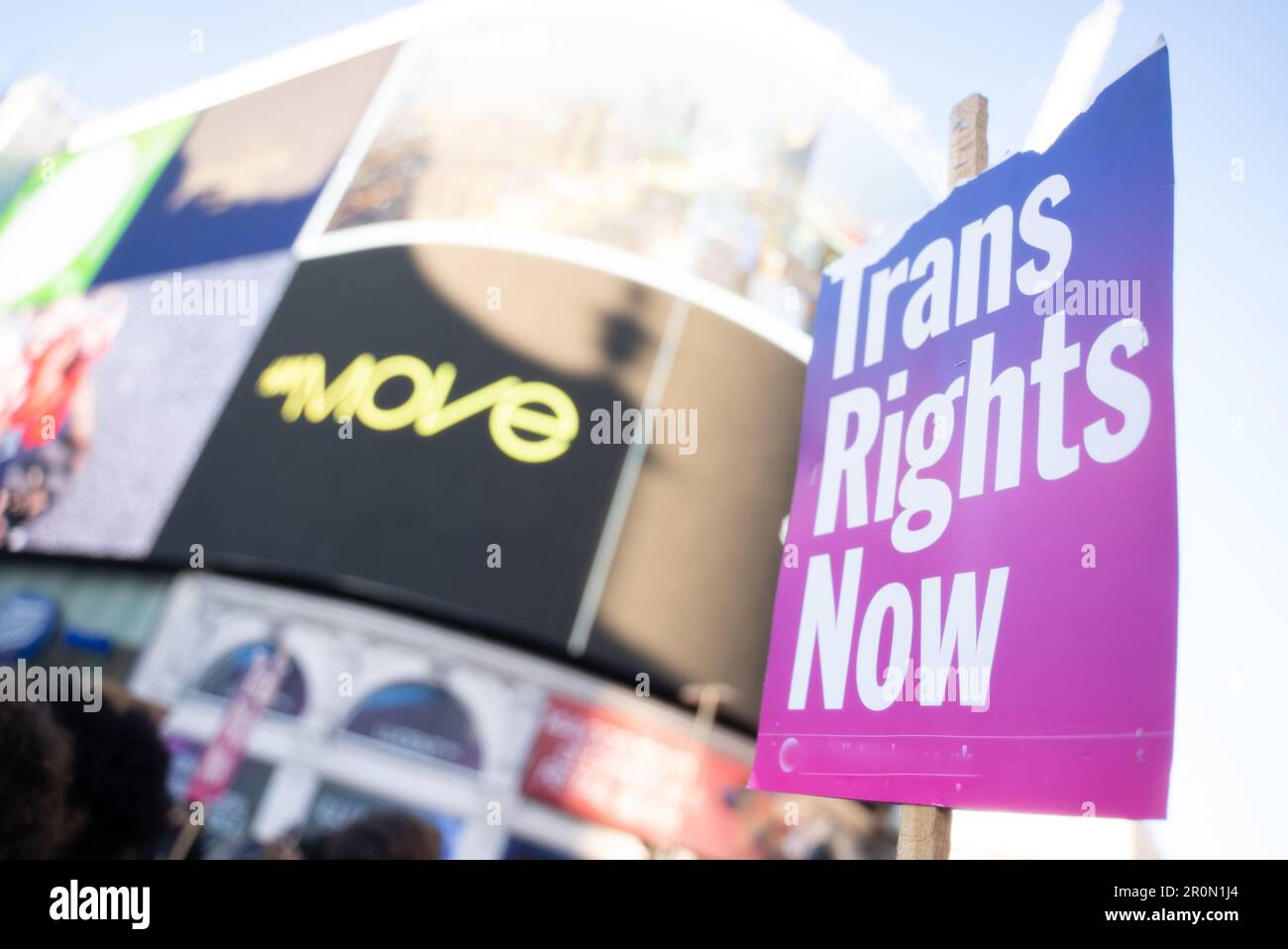 Transgender-Protest in London, unterschreiben Sie vor der Plakatwand mit den Worten "Transgender rights now". Stockfoto