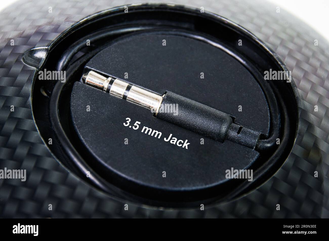 Nahaufnahme des 3,5-mm-Steckers für den Stereo-Audioeingang des Verstärkerempfängers. Stockfoto