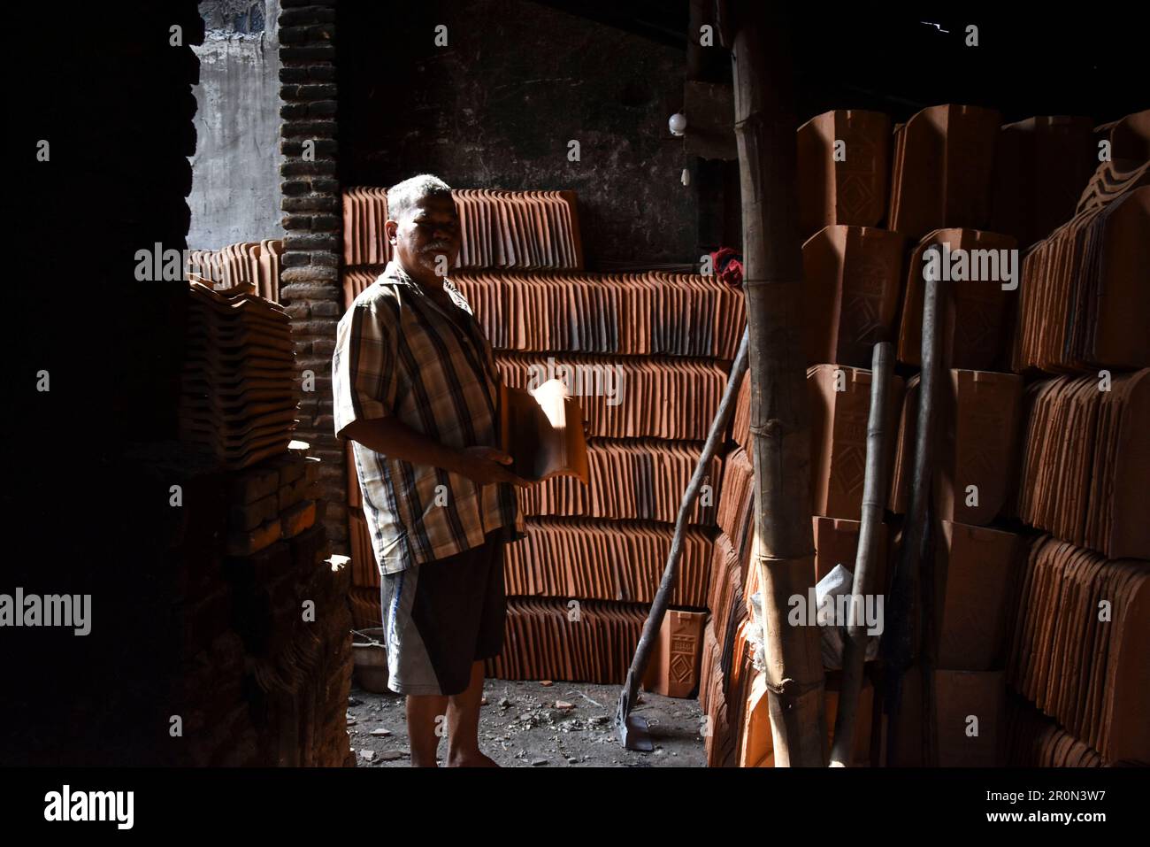 Handwerker drucken Dachziegel im Fliesenindustriezentrum in Gulun Village, Maospati District, Matun Regency, East Java, am 1. Mai, 2023. Stockfoto