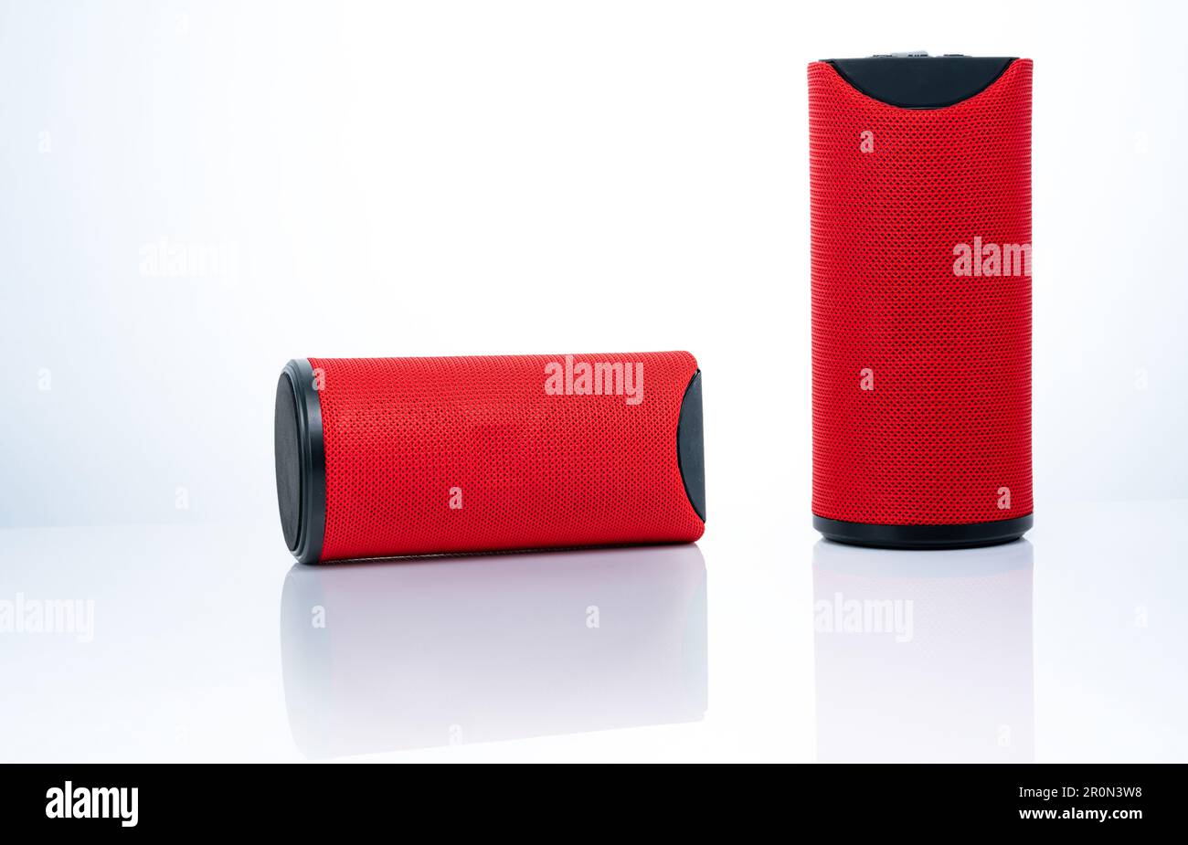 Tragbarer kabelloser Lautsprecher isoliert auf weißem Hintergrund. Rote digitale tragbare Lautsprecher. Kompakter Sound-Lautsprecher. Tragbarer Mini-Draht in modernem Design Stockfoto