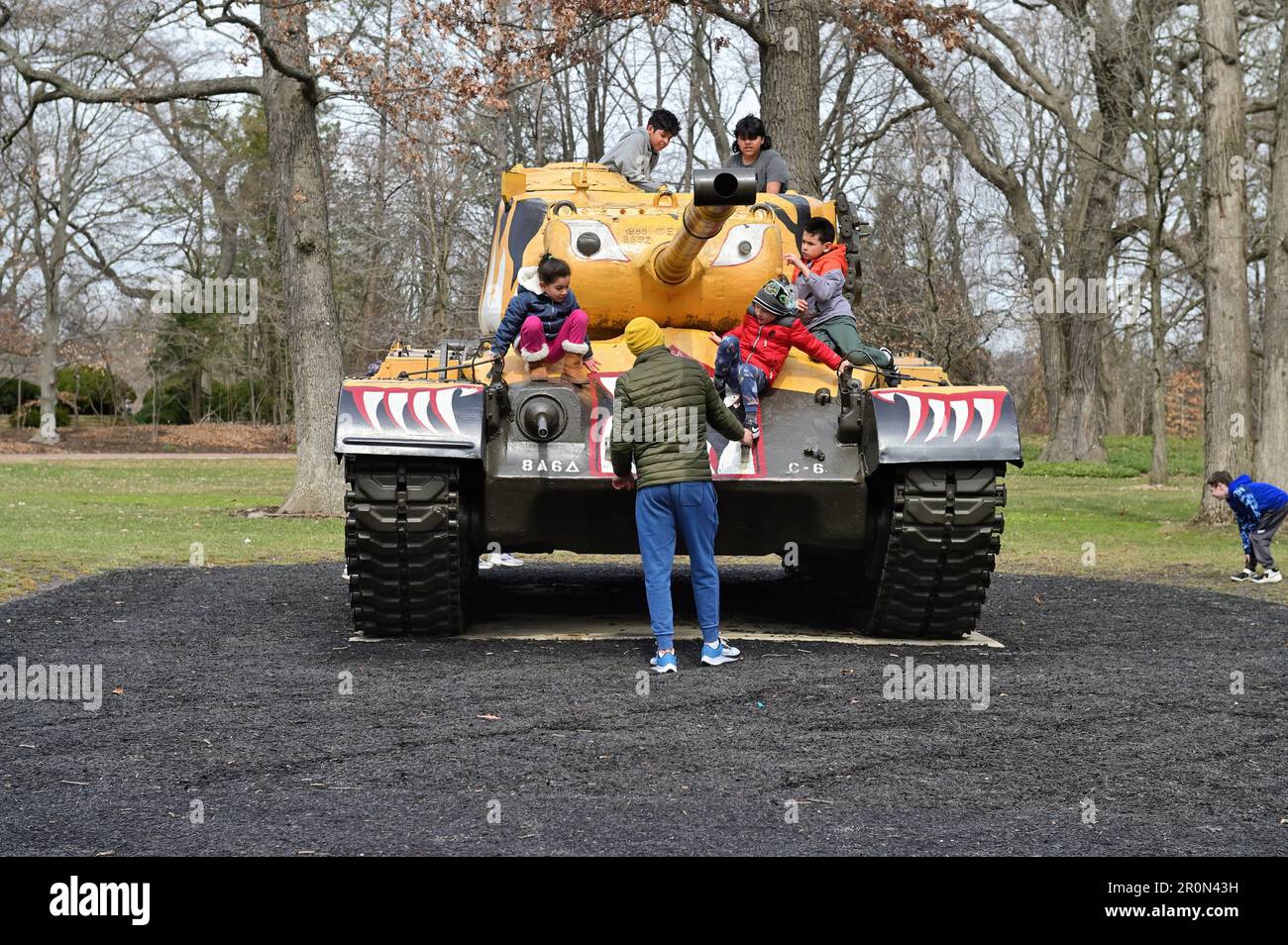 Wheaton, Illinois, USA. Kinder, die im Cantigny Park auf Militärpanzer klettern. Stockfoto