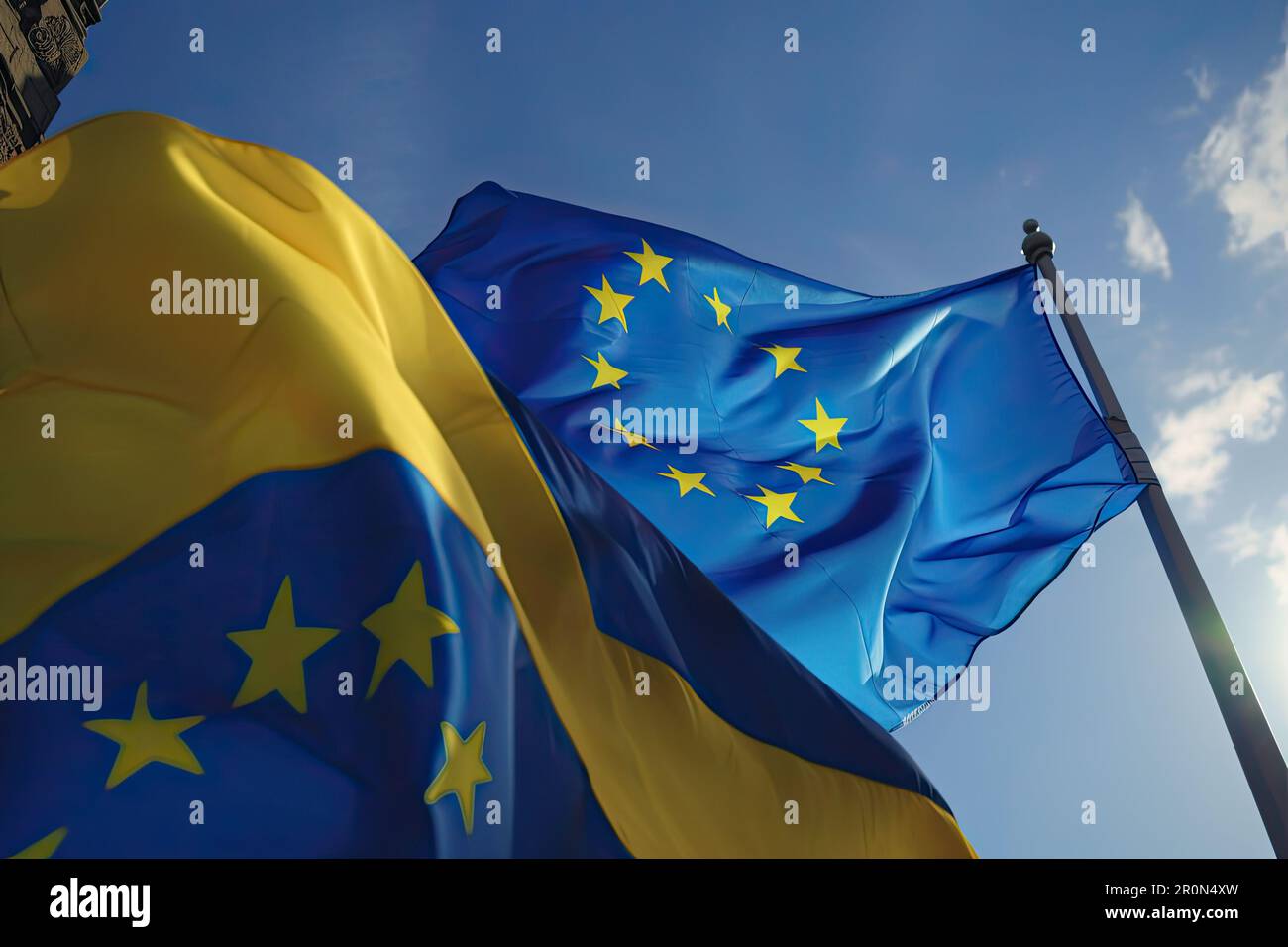 Die Flaggen der Ukraine und der Europäischen Union winken gemeinsam und zeigen ihre Unterstützung für die EU-Mitgliedschaft der Ukraine und den Kampf des Landes gegen die Invasion Stockfoto