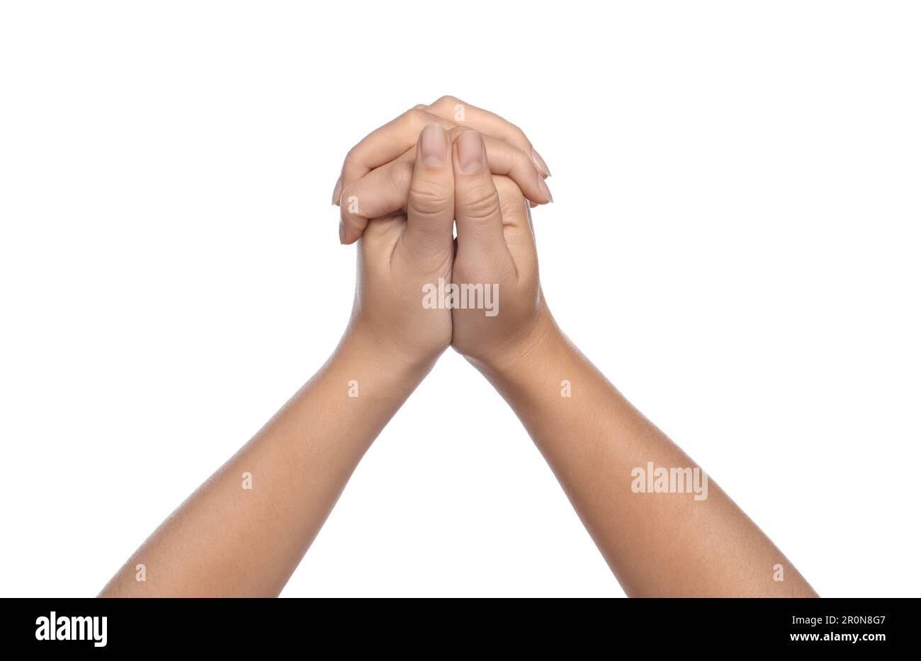 Eine Frau, die sich die Hände gebunden hält, während sie auf weißem Hintergrund betet, Nahaufnahme Stockfoto