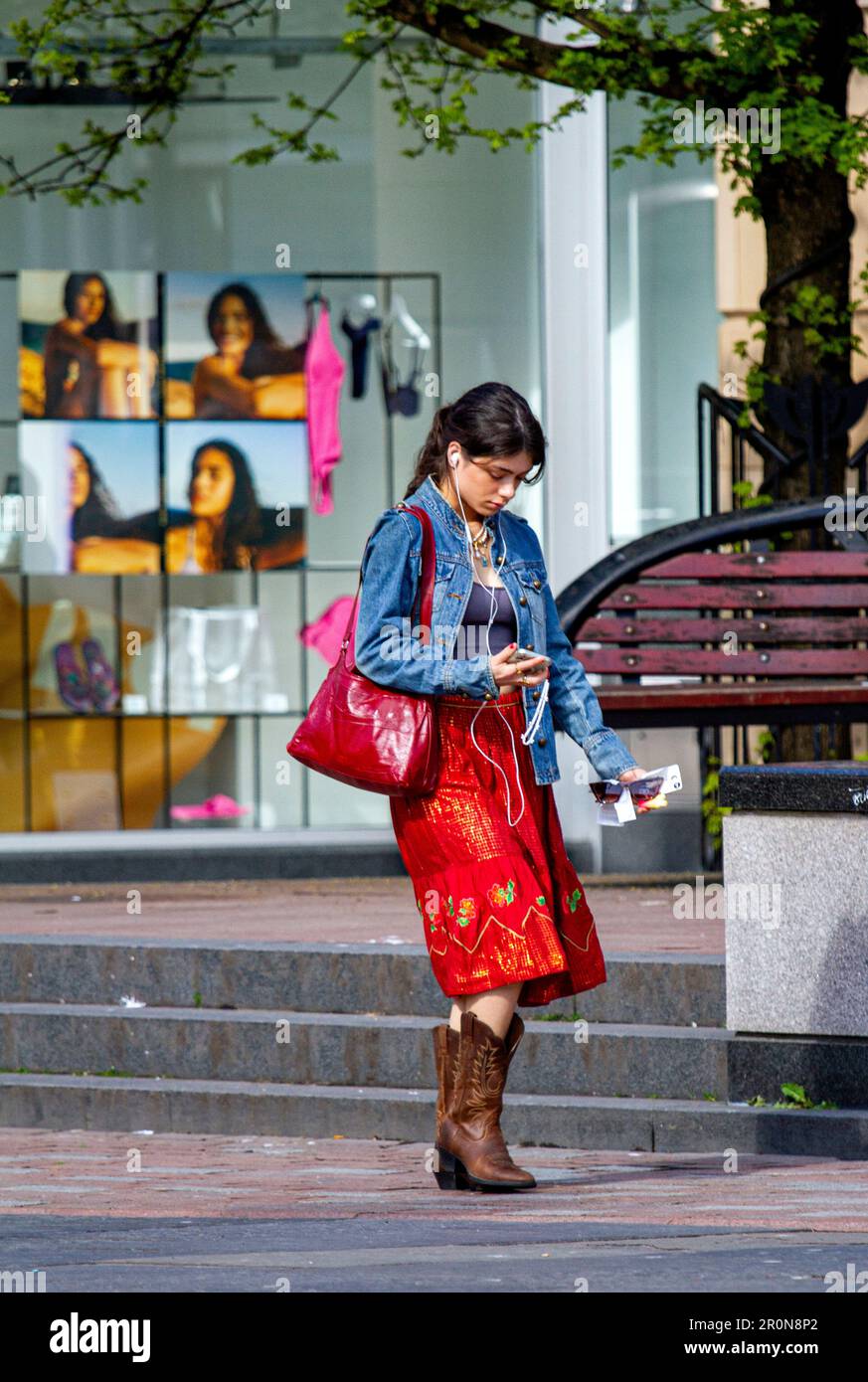 Dundee, Tayside, Schottland, Großbritannien. 9. Mai 2023. UK Weather: Wunderschöne warme Sonne im Mai im Nordosten Schottlands, mit Temperaturen von etwa 14 Grad Modische Frauen verbringen den Tag im Stadtzentrum von Dundee, genießen das angenehme Frühlingswetter und gehen beim Einkaufen in ihr normales Leben. Kredit: Dundee Photographics/Alamy Live News Stockfoto