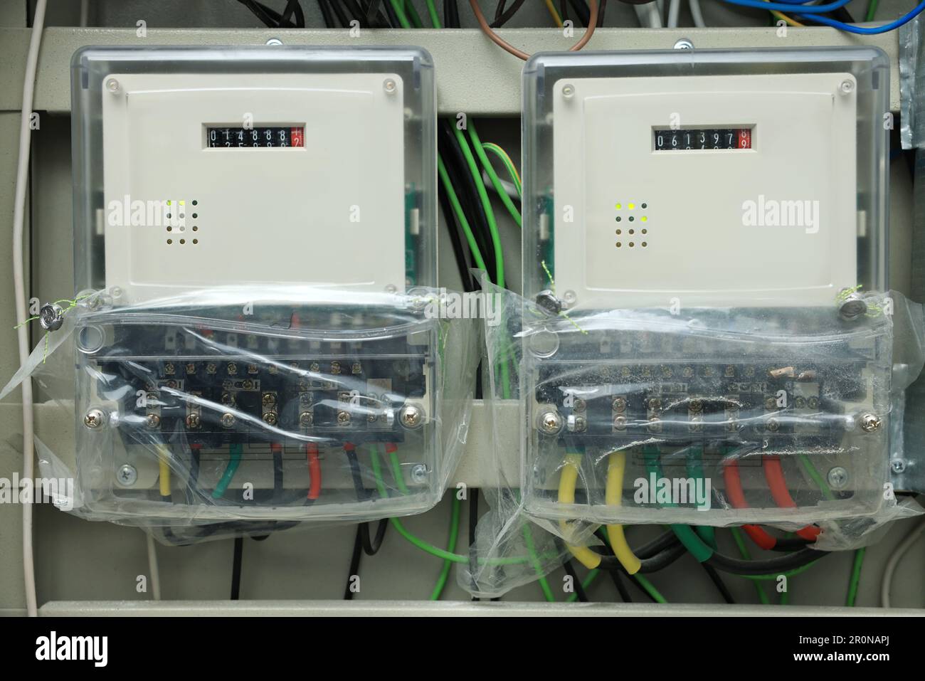Sicherungskasten mit vielen Kabeln Stockfotografie - Alamy