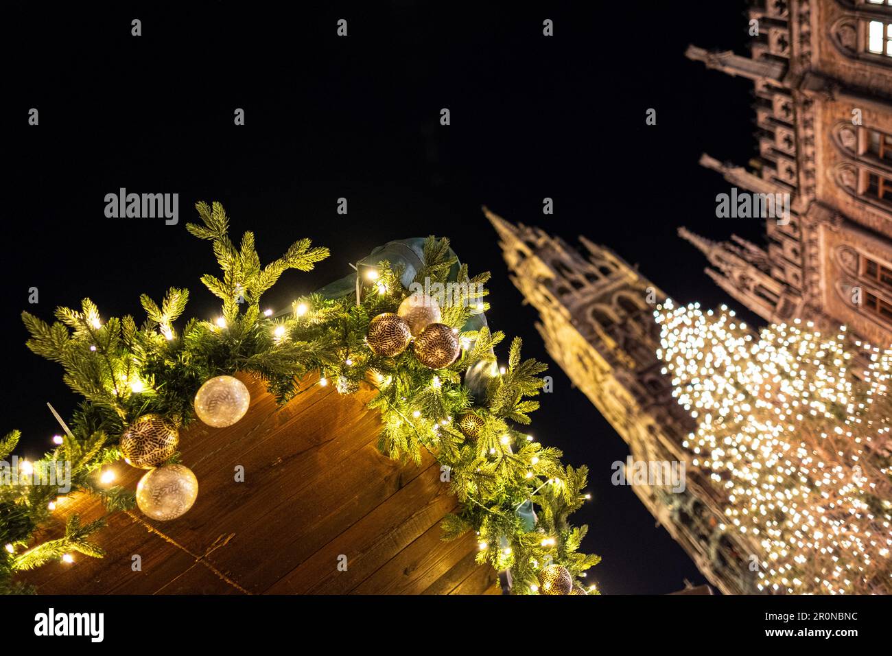 Blick auf die Weihnachtsdekoration auf dem Christkindlmarkt, im Hintergrund der Weihnachtsbaum und das neue Rathaus, Marienplatz, München, Bayern, Ge Stockfoto