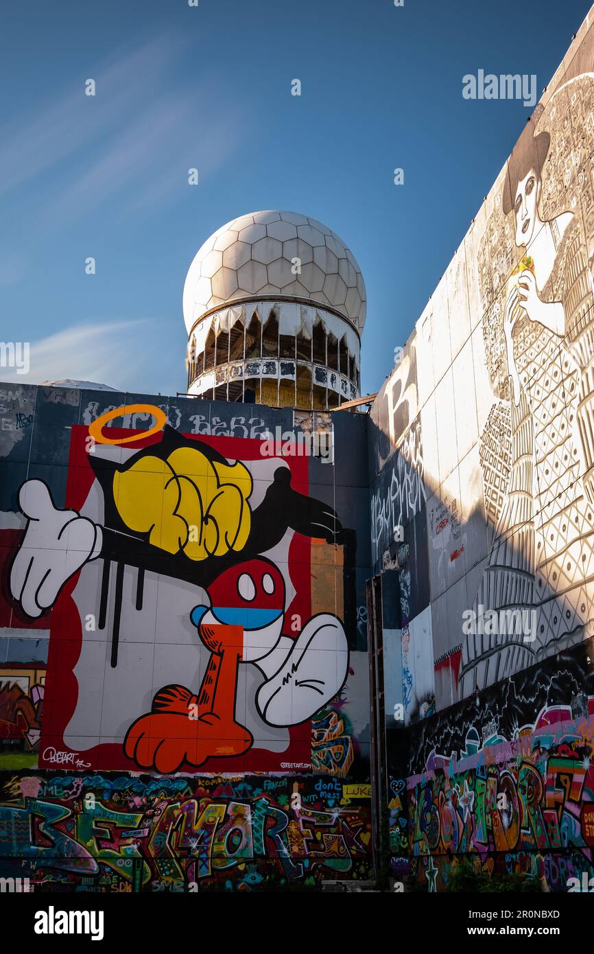 Straßenkunst und Radarkuppel der ehemaligen Radarstation Teufelsberg, Grunewald, Berlin, Deutschland; Stockfoto