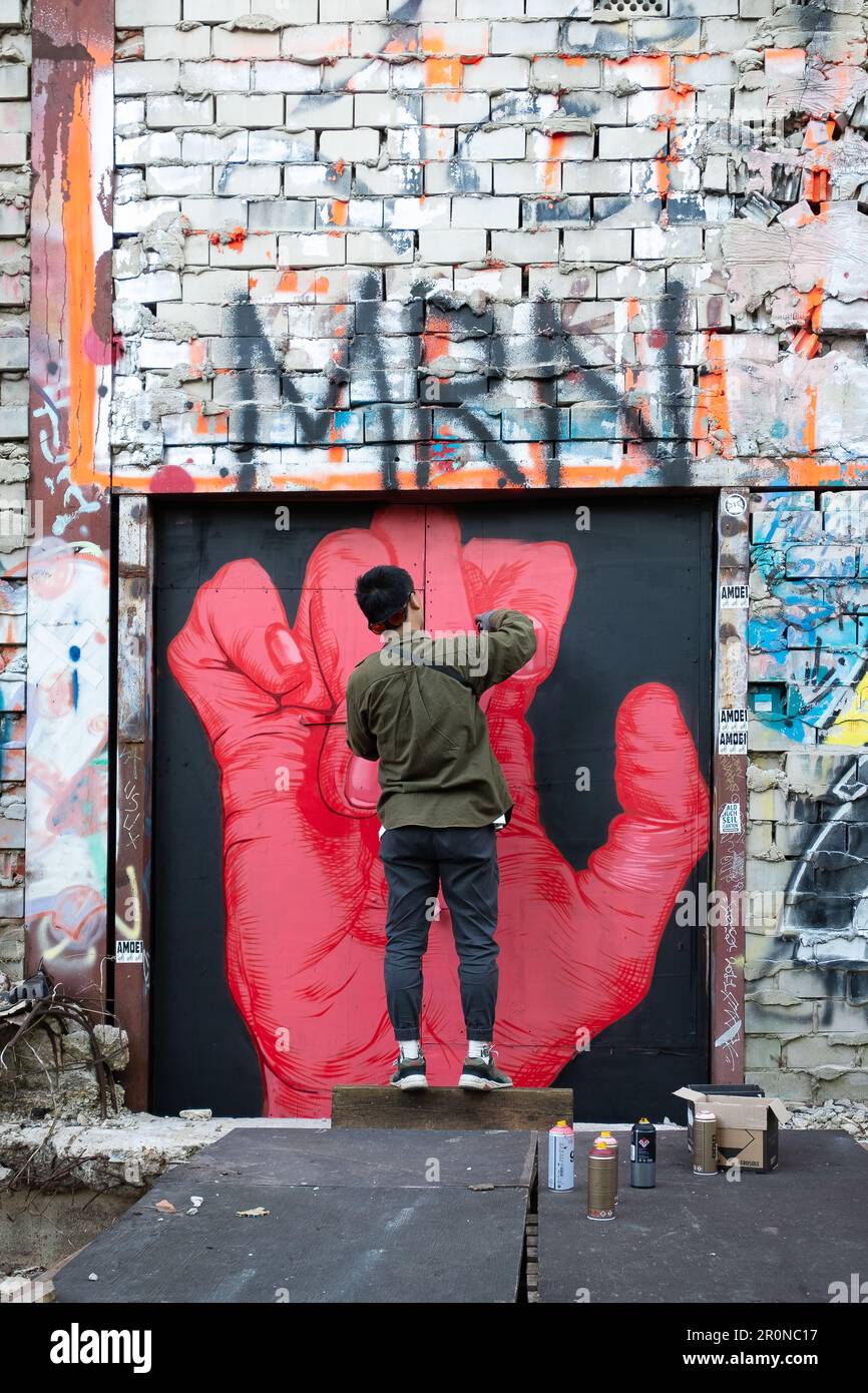 Straßenkünstler bei der Arbeit an der ehemaligen Radarstation Teufelsberg, Grunewald, Berlin, Deutschland; Stockfoto