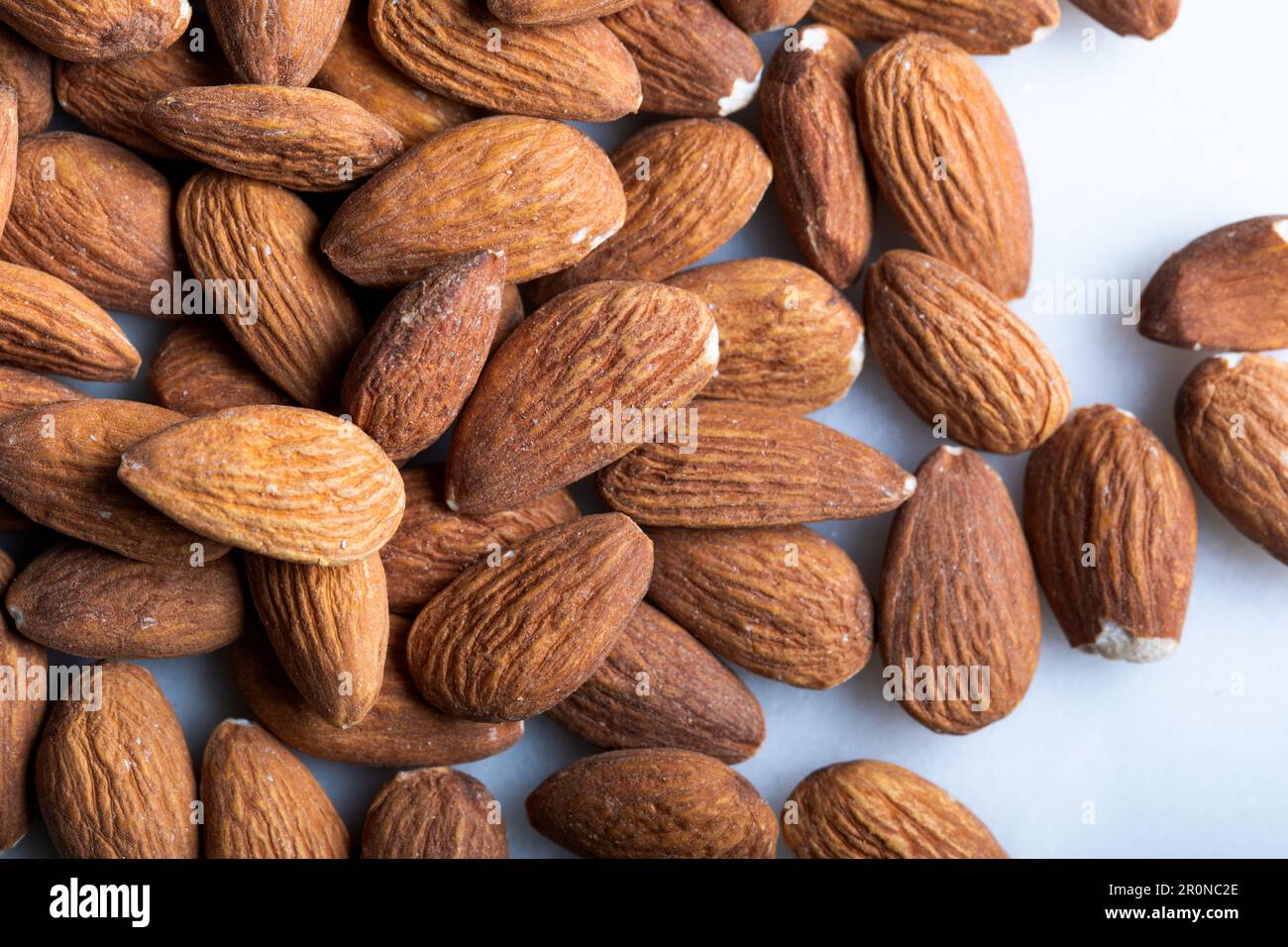 Ein Haufen Mandelsamen auf Marmorhintergrund. Frische Mandelnüsse. Stockfoto