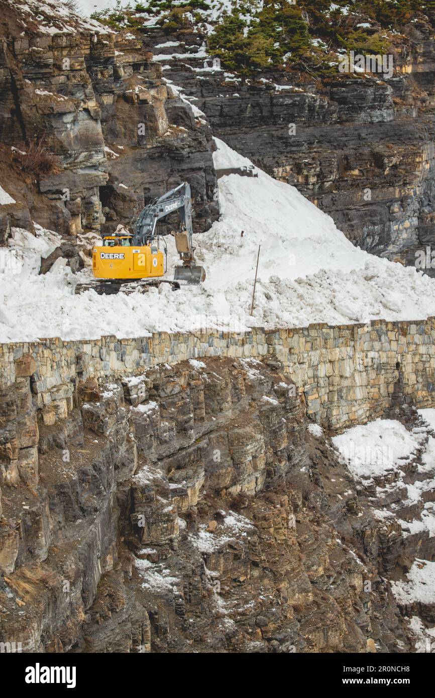 West Glacier, Vereinigte Staaten von Amerika. 24. April 2023. Schneepflug-Crews verwenden schwere Ausrüstung, um auf der Going-to-the-Sun Road während des jährlichen Rodungsvorgangs im Glacier-Nationalpark am 24. April 2023 in West Glacier, Montana, durch tiefe Schneewehen zu pflügen. Die gefährliche Arbeit dauert zehn Wochen, um Schneewehen bis zu 80 Fuß tief im Frühjahr zu entfernen, bevor die Straße wieder geöffnet werden kann. Kredit: Daniel Lombardi/National Park Service/Alamy Live News Stockfoto
