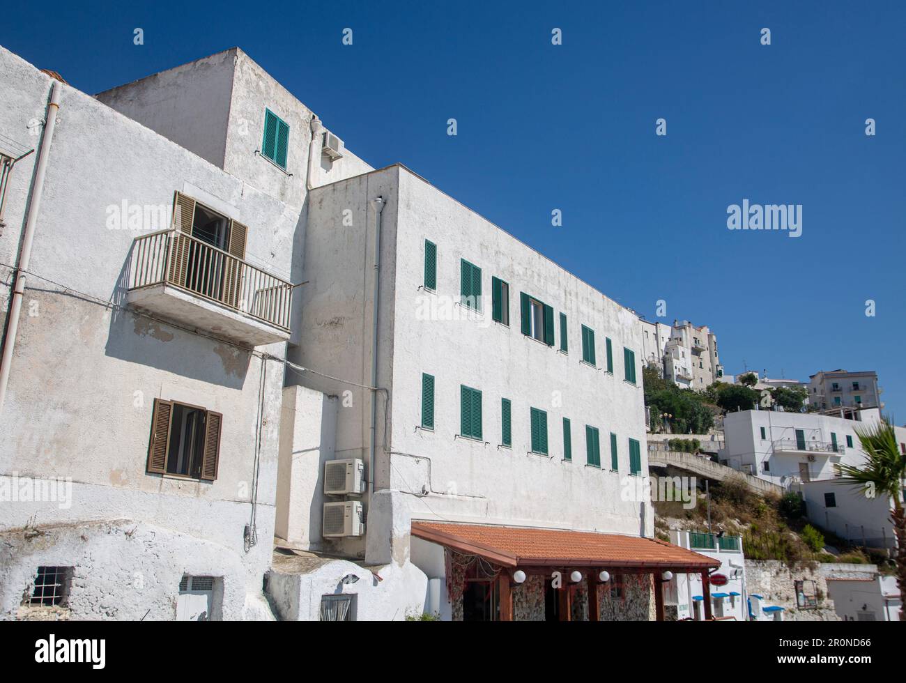 Ein weißes Gebäude für Unterkünfte am Meer mit Balkon. Urlaub an der Adria Stockfoto