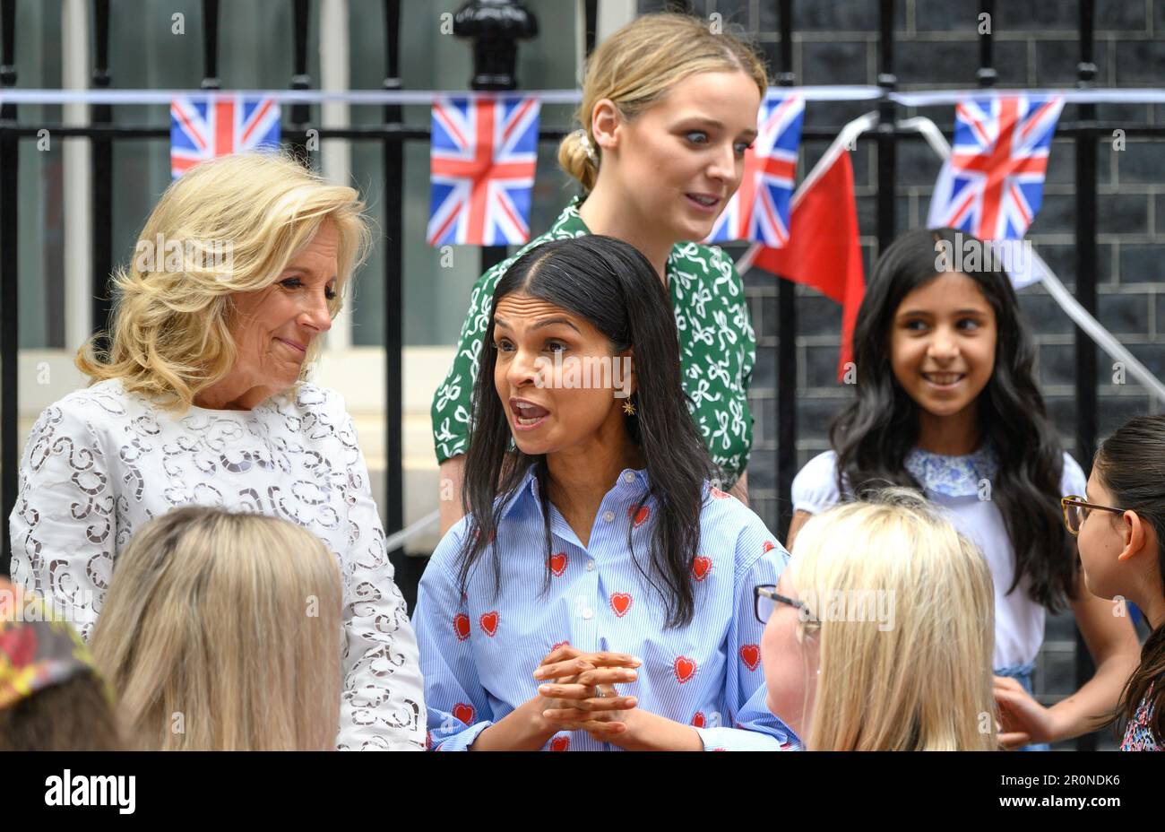 London, Großbritannien. US First Lady Jill Biden spricht mit Akshata Murty beim "Krönung großes Mittagessen", das von Rishi Sunak und seiner Frau in der Downing Street, 7. Ma, ausgerichtet wird Stockfoto