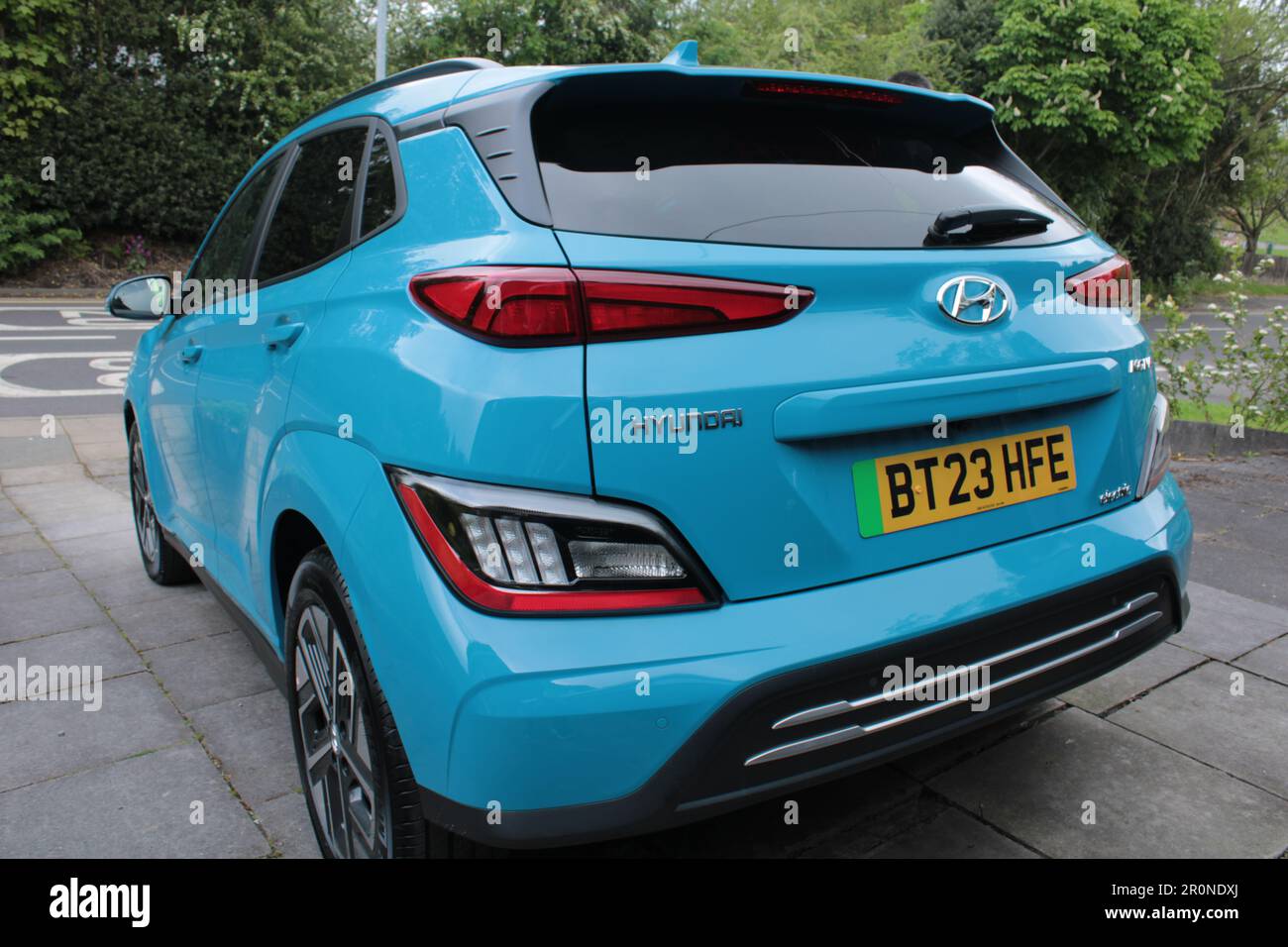 Heck- und Seitenansicht eines Hyundai Kona Elektroautos in Blau. Stockfoto