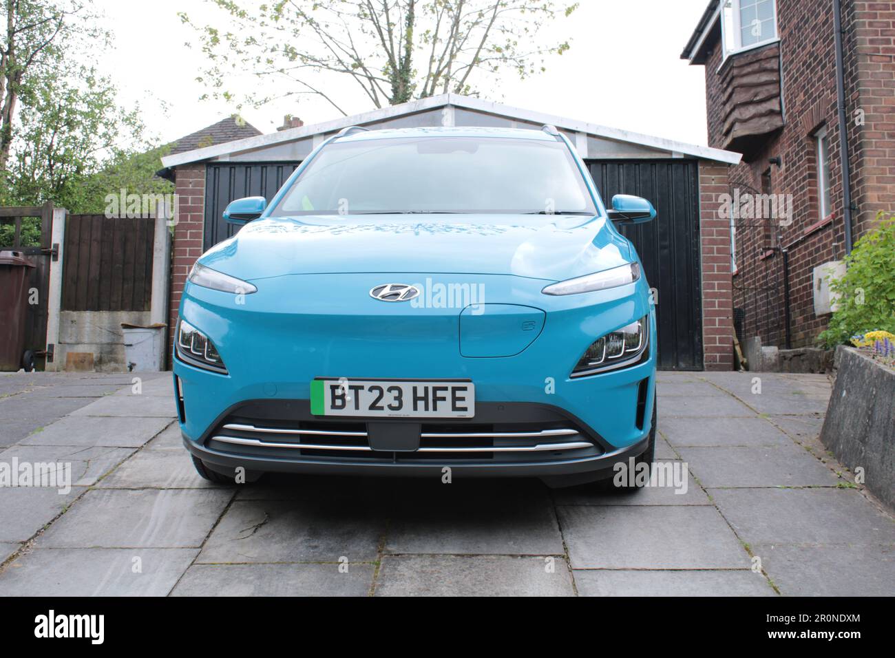 Das glänzende neue Hyundai Kona Elektroauto parkt auf einer steilen Straße in Lancashire, Großbritannien, 09-05-2023 Stockfoto