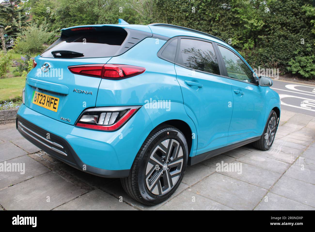 Hyundai Kona Electric von hinten und von der Seite aus gesehen Stockfoto