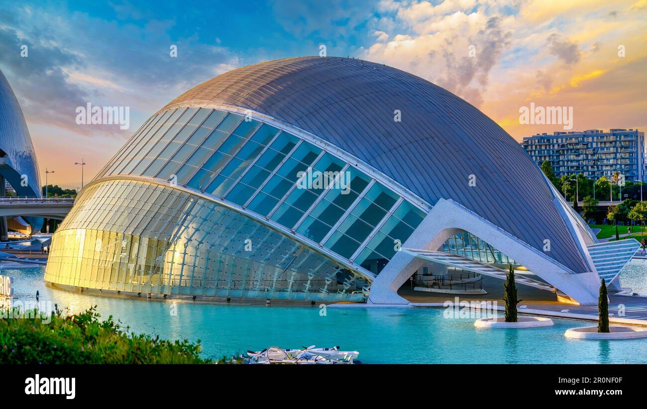 Valencia, Spanien - 17. Juli 2022: L'Hemisferic-Gebäude. Das „Ciutat de les Arts i les CiËncies“ wurde von Santiago Calatrava und Fèlix Candela entworfen. Stockfoto