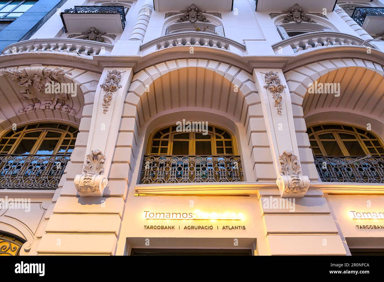 Madrid, Spanien - 26. April 2023: Flacher Blick auf drei Bogenfenster in einem Gran Via Gebäude Stockfoto