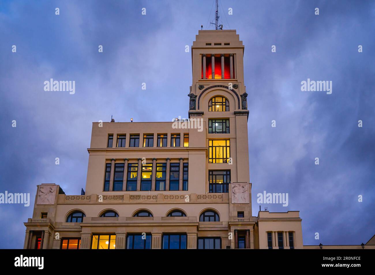 Madrid, Spanien - 26. April 2023: Beleuchtete Fassade eines Gebäudes in der Gran Via Avenue Stockfoto
