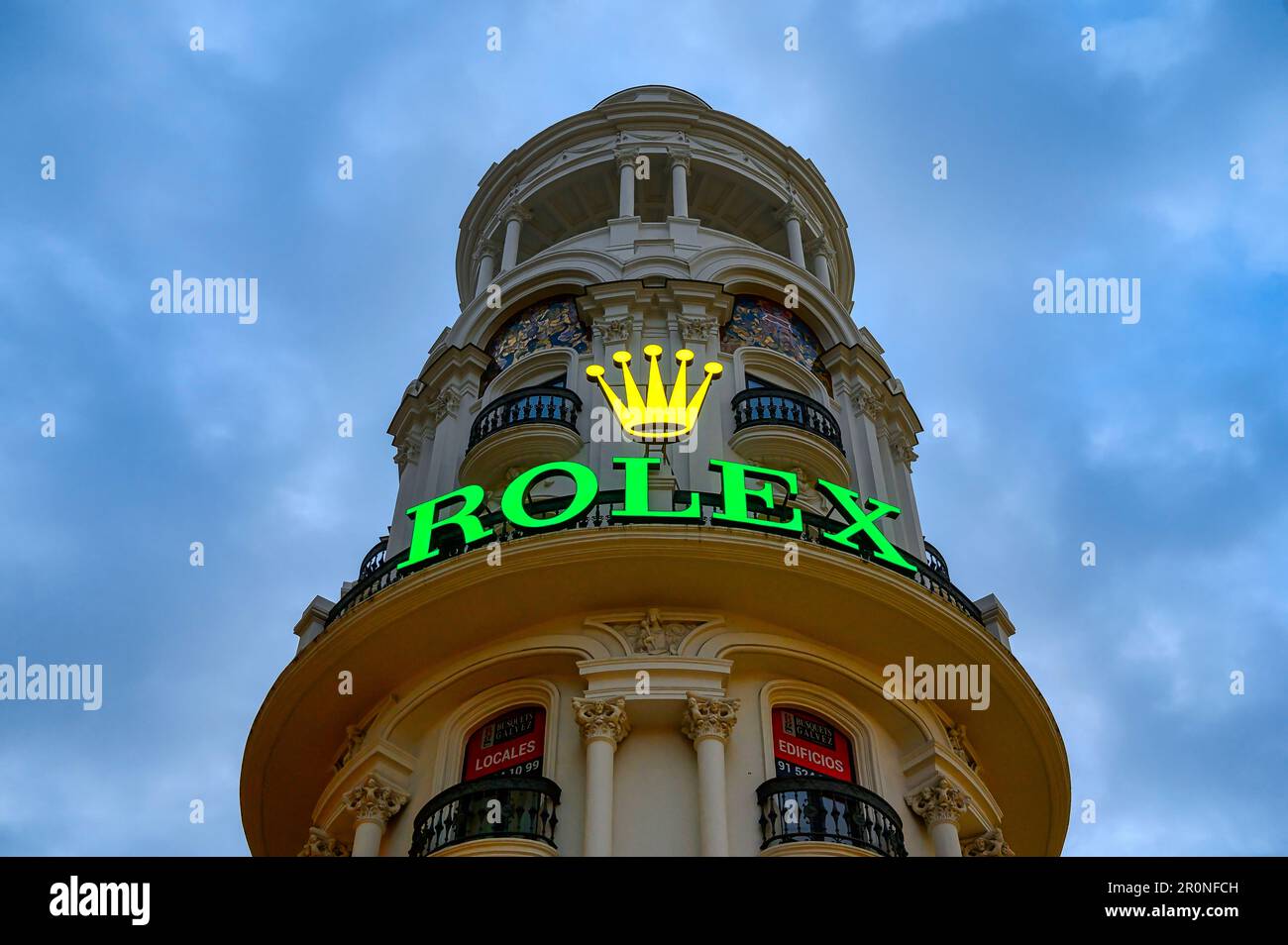 Madrid, Spanien - 26. April 2023: Flacher Blick auf ein Rolex-Schild auf einem Gran Via-Gebäude. Stockfoto