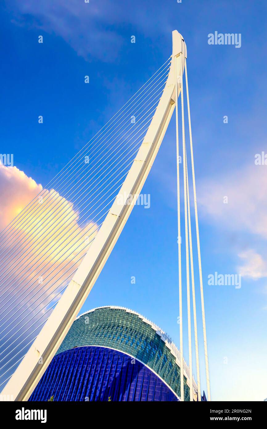 Valencia, Spanien - 17. Juli 2022: Architektonisches Merkmal der Brücke Assut de l'Or und des Gebäudes L'¿gora in blauem Himmel. Stockfoto
