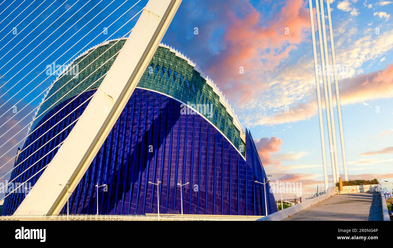 Valencia, Spanien - 17. Juli 2022: Architektonisches Merkmal der Brücke Assut de l'Or und des Gebäudes L'¿gora. Das nationale Wahrzeichen ist ein wichtiges Touristenatr Stockfoto