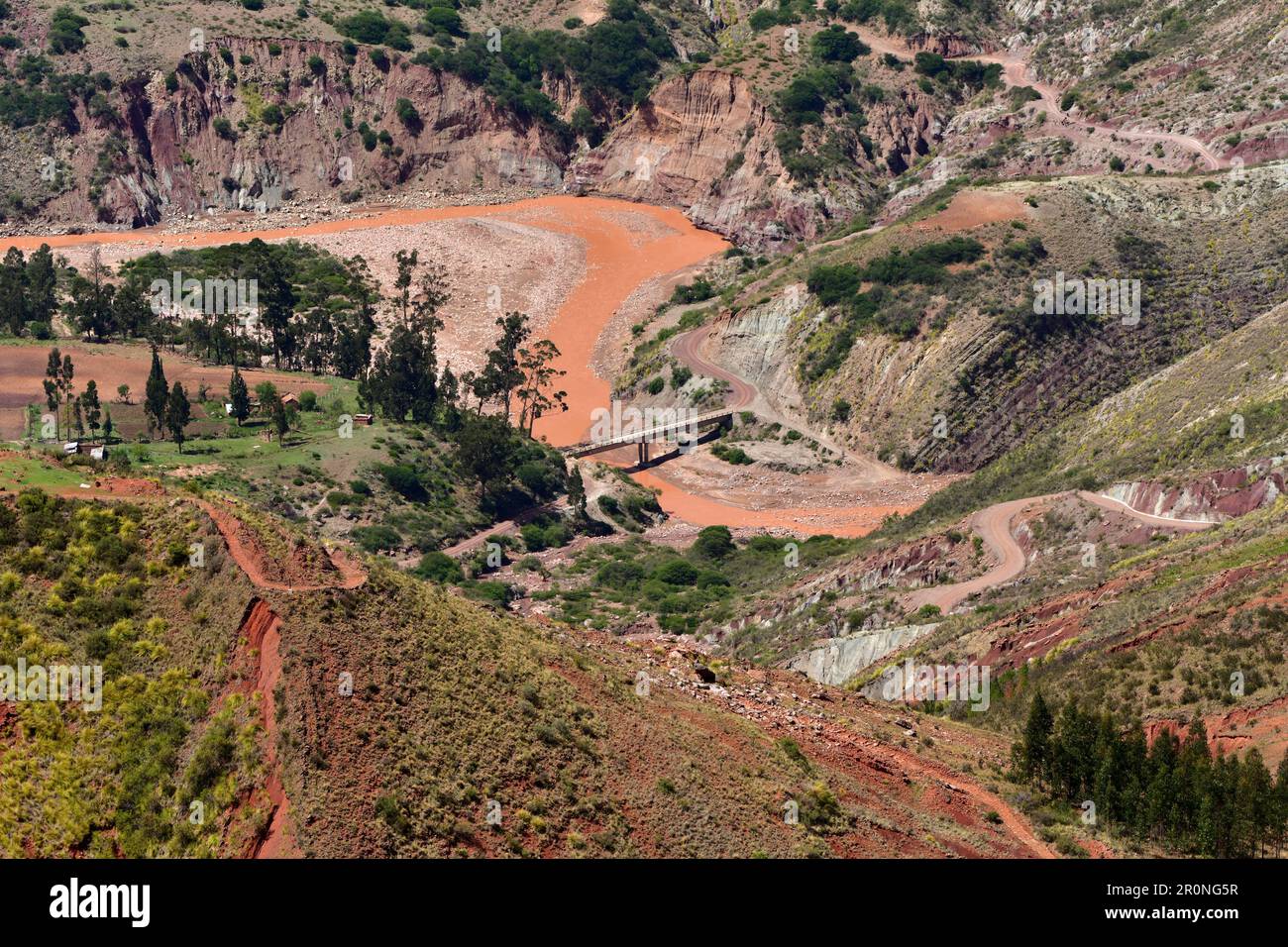 Luftaufnahme einer Brücke über einen Fluss im Hochland von Chuquisaca, Bolivien Stockfoto