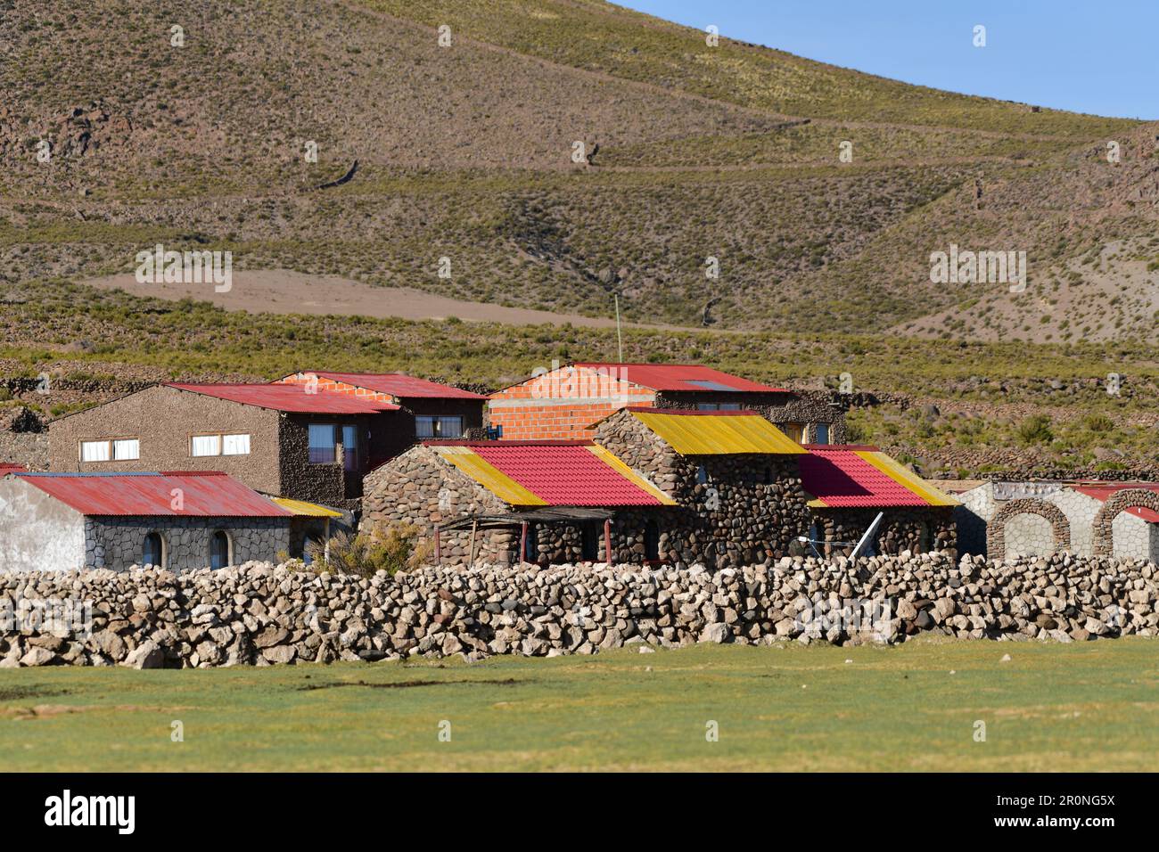 Bunte Steinhäuser der Tambo Coquesa, Bolivien Stockfoto