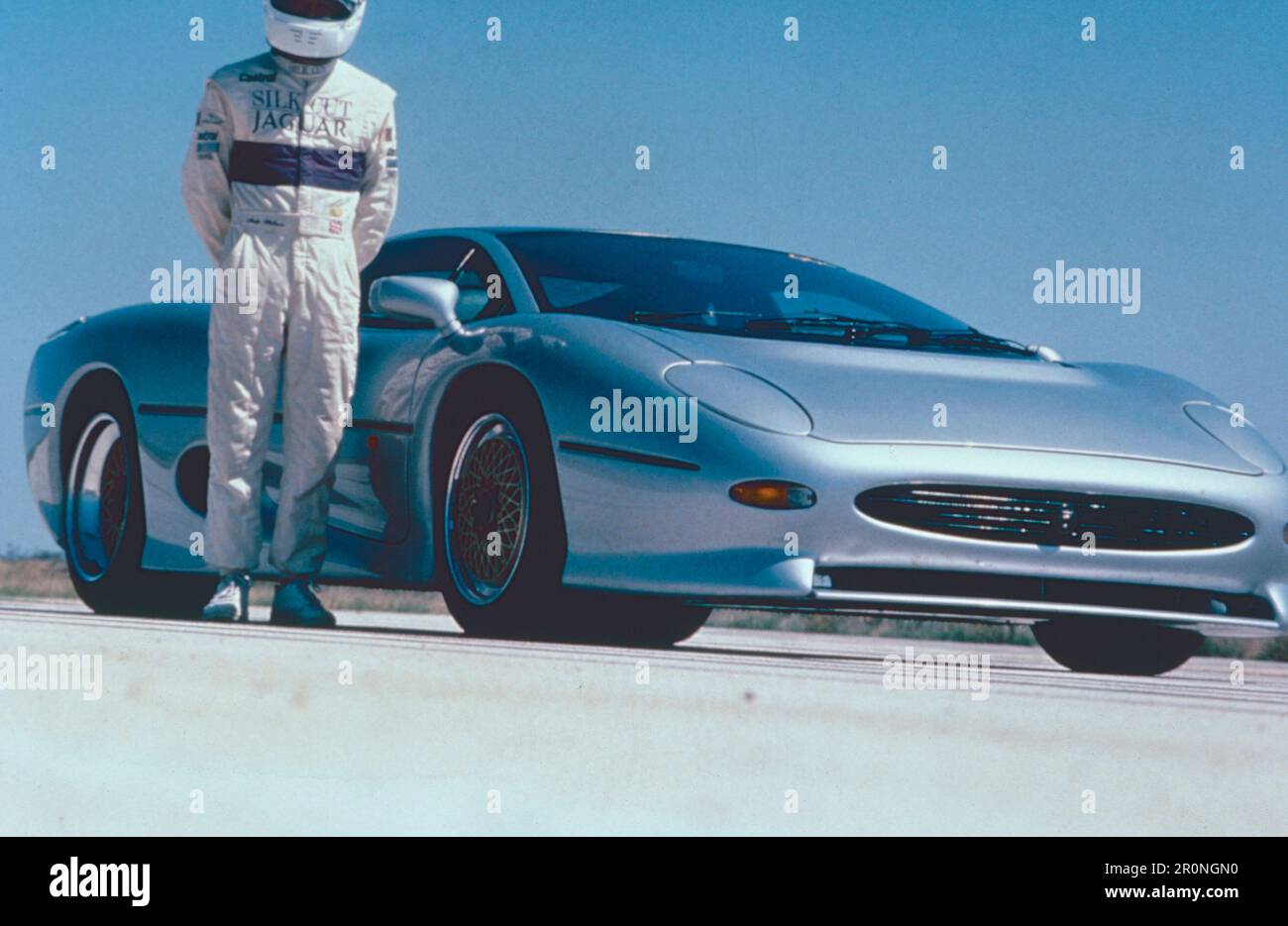 Jaguar XJ220 Rennwagen und Silk Cut Teamfahrer, Italien 1993 Stockfoto