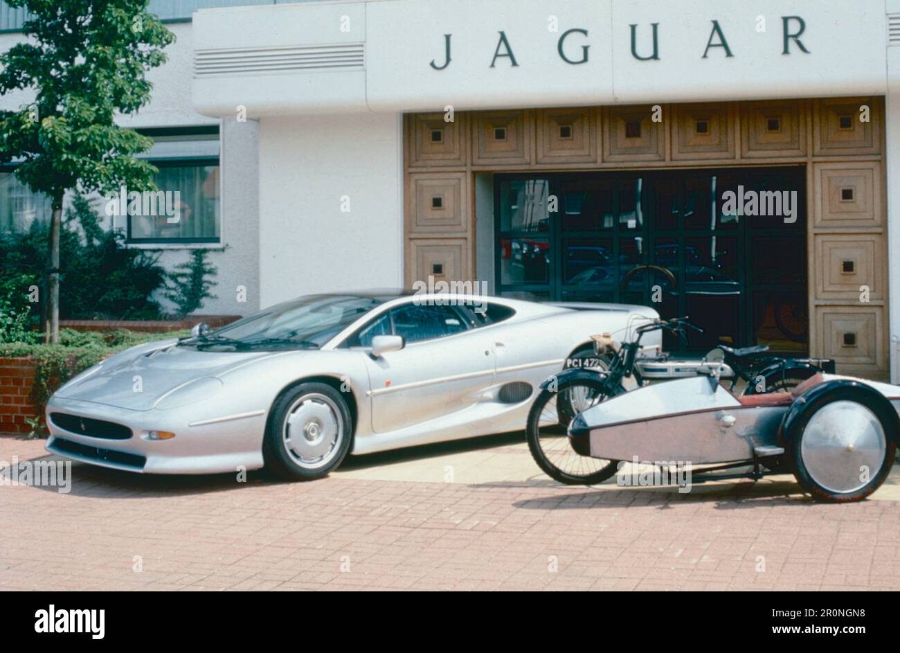 Jaguar XJ220 und Swallow Super Sports Sidecar vor dem Jaguar Autosalon, 1990er Stockfoto